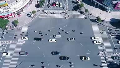 4K实拍马路人群车辆流动航拍延时十字路口视频的预览图